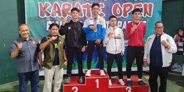 Ketua Umum KONI Sumbar bersama Pengurus dan tokoh FORKI Sumbar foto bersama karateka usai pengalungan medali. (Foto: KONI Sumbar)