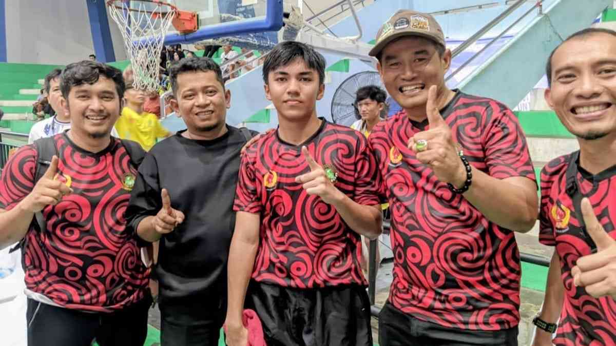 Mumtaz (tengah) foto bersama official san pelatih tenis meja Sumbar usai meraih medali emas dari nomor U17 Putra. Mumtaz juga merebut dua perak dari dua berbeda. (dok. istimewa)