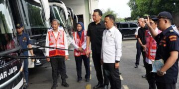 Direktorat Jenderal Perhubungan Darat Kementerian Perhubungan (Ditjen Hubdat Kemenhub) melakukan inspeksi keselamatan atau rampcheck pada sejumlah armada bus di Pool PO Sinar Jaya, Bekasi, Jawa Barat. (Foto Humas Kemenhub)