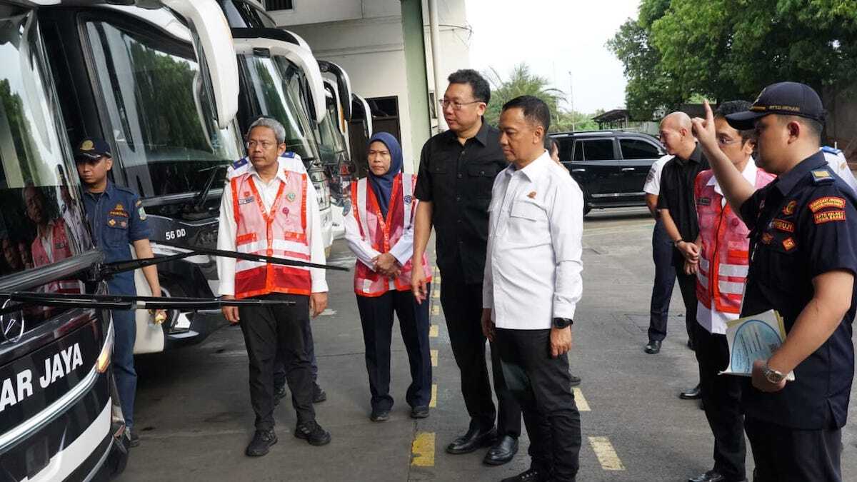 Direktorat Jenderal Perhubungan Darat Kementerian Perhubungan (Ditjen Hubdat Kemenhub) melakukan inspeksi keselamatan atau rampcheck pada sejumlah armada bus di Pool PO Sinar Jaya, Bekasi, Jawa Barat. (Foto Humas Kemenhub)