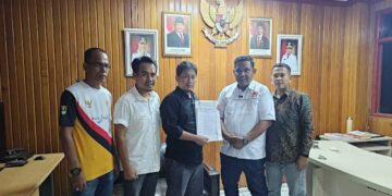 Ketua KONI Pessel terpilih menerima SK dari Ketum KONI Sumbar Hamdanus/. (dok. istimewa)