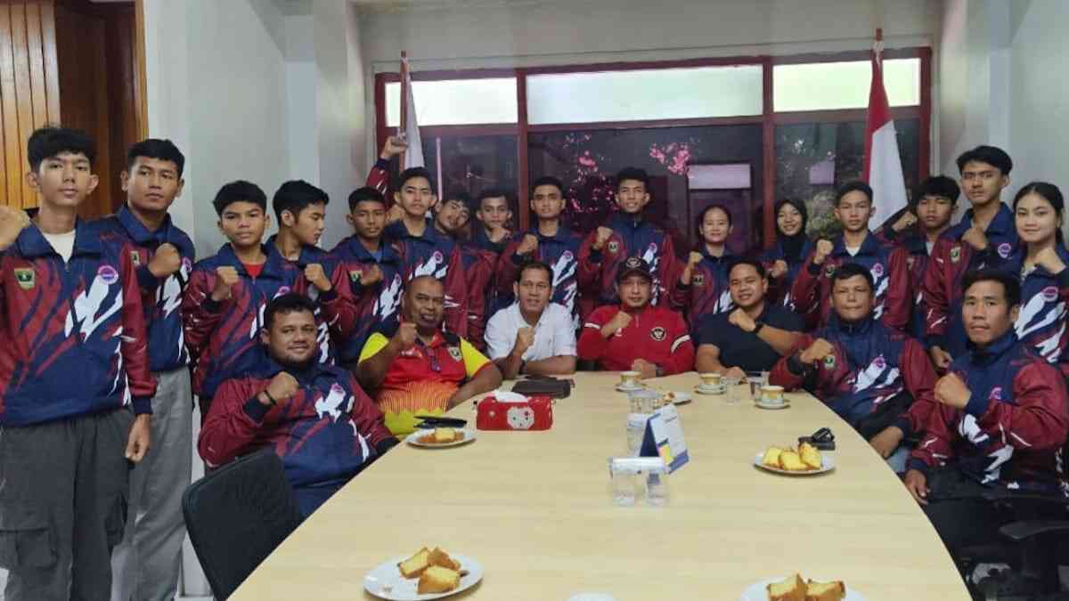 Ketua Umum KONI Sumbar Hamdanus melepas atlet kickboxing menuju Kejurnas. (dok. istimewa)