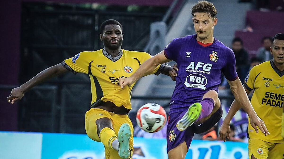 Gelandang Semen Padang FC Alhassan Wakaso berebut bola dengan pemain Persik Igor Rodriguez di laga pekan ke-14 BRI Super League 2025/26. (dok. Ileague)