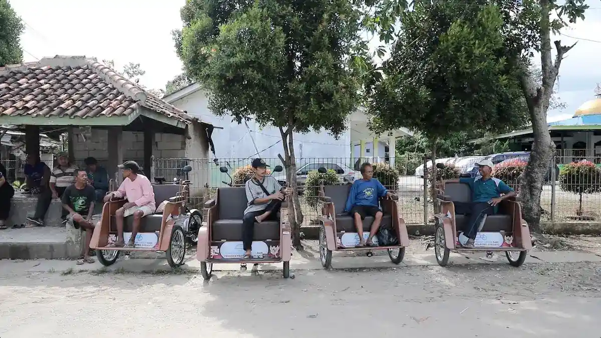 Lansia pengayuh becak Slamet (70) mengaku senang dapat menerima bantuan becak Listrik dari Presiden RI Prabowo Subianto. (dok. Bakom RI)