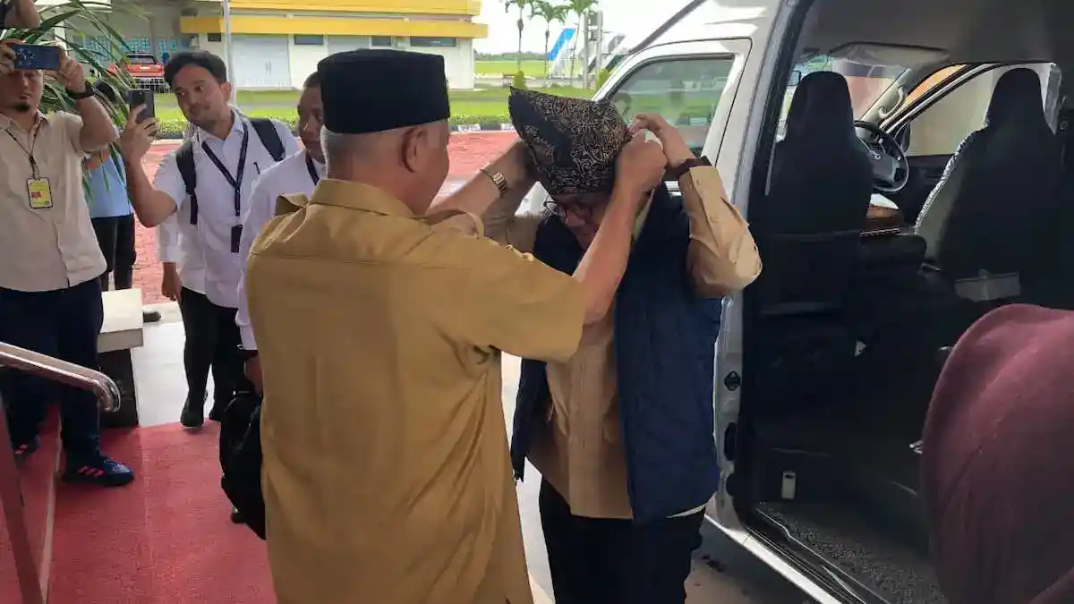 Mendag dipasangi deta saat mendarat di BIM. (dok. adpsb)