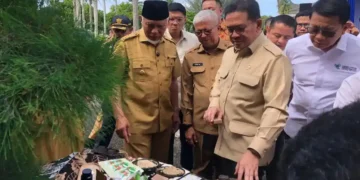 Mendag melihat produk gambir Sumbar sebelum melakukan pelepasan untuk ekspor perdana ke India. (dok. adpsb)