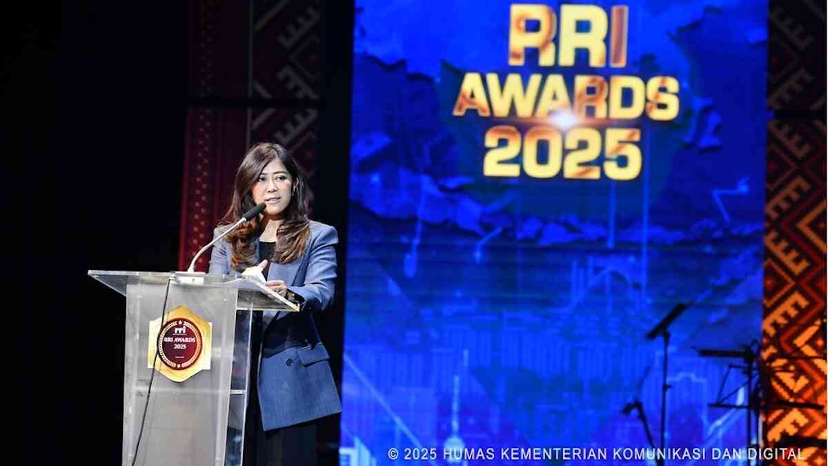 Menteri Komunikasi dan Digital Meutya Hafid dalam acara Radio Republik Indonesia (RRI) Awards 2025 di Auditorium Abdulrahman Saleh RRI, Jakarta Pusat, Kamis (20/11/2025) mendorong pemerintah daerah memanfaatkan kerja sama dengan Lembaga Penyiaran Publik (LPP) RRI yang memiliki jaringan siaran hingga pelosok. (Foto: Humas Kemkomdigi)