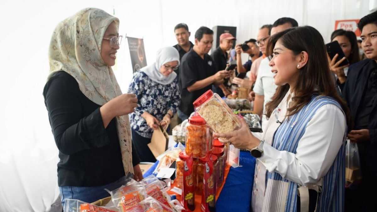 Menteri Komunikasi dan Digital Meutya Hafid Menteri Komunikasi dan Digital Meutya Hafid menegaskan, kehadiran Kantor Cabang Pembantu Layanan Pos Universal (KCP LPU) merupakan bagian penting dari amanat Presiden Prabowo Subianto untuk mempercepat penyaluran BLT bagi jutaan keluarga penerima manfaat. (Foto: Humas Kemkomdigi)