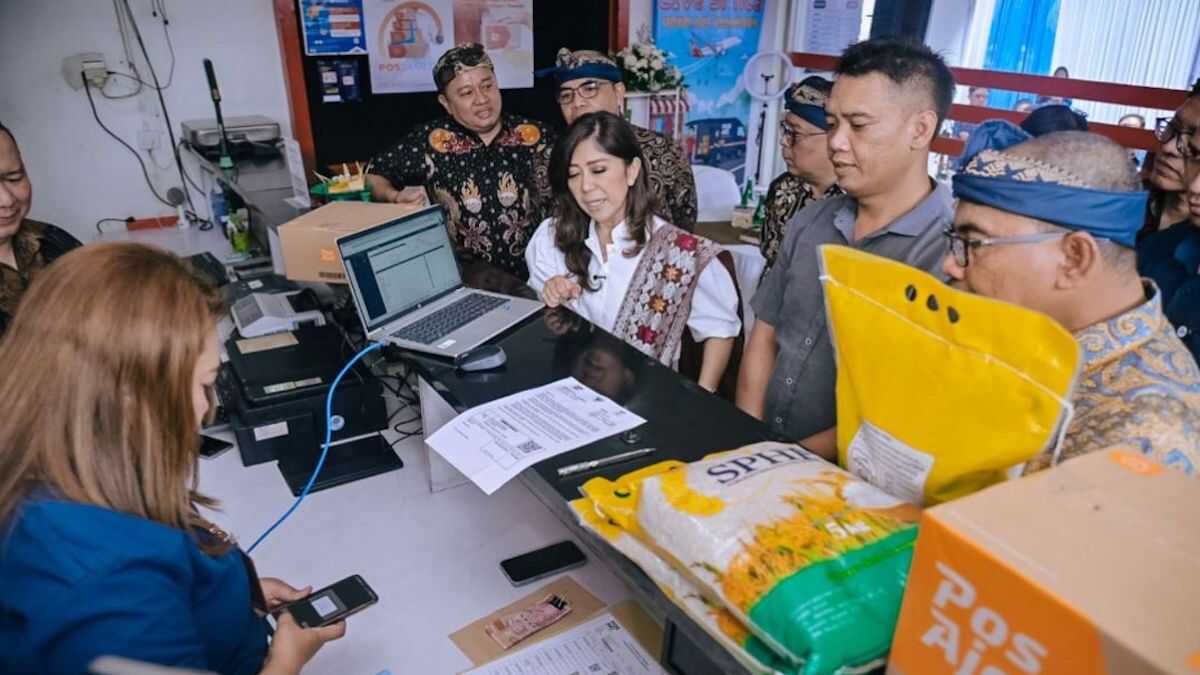 Menteri Komunikasi dan Digital Meutya Hafid saat meninjau Kantor Layanan Pos Universal (LPU) Blahkiuh, Kabupaten Badung, Bali, Minggu (2/11/2025). (dok. istimewa)