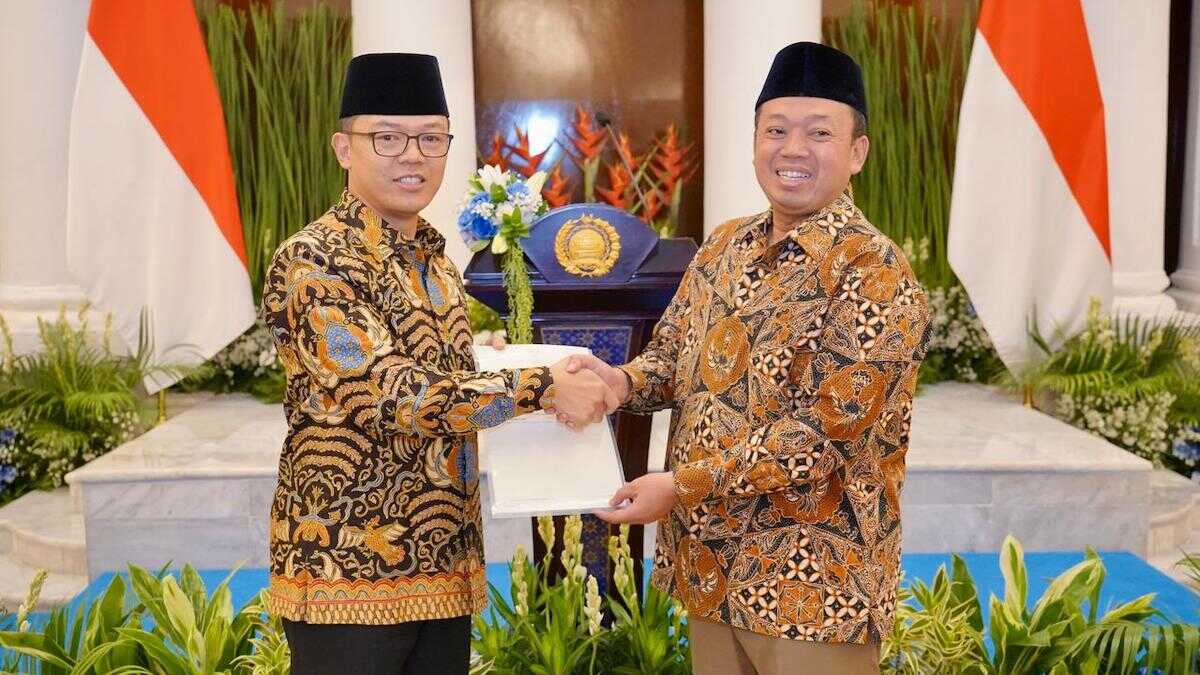 Menteri Nusron serahkan sertifikat hak pakai pada Menlu Sugiono. (dok. istimewa)
