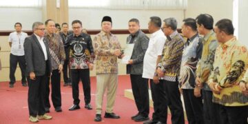 Menteri Nusron serahkan sertifikat tanah di Sulsel. (dok. istimewa)