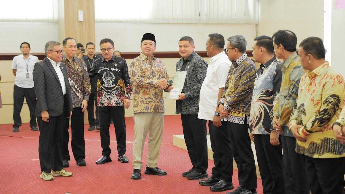 Menteri Nusron serahkan sertifikat tanah di Sulsel. (dok. istimewa)