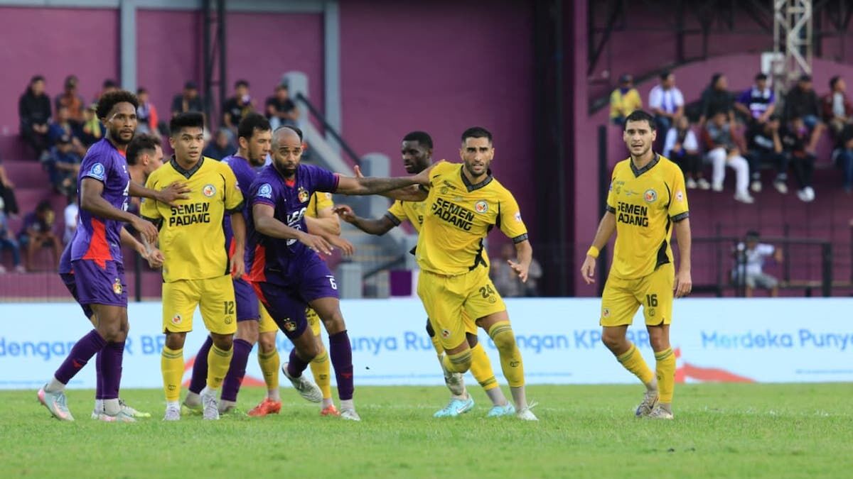 Pemain Semen Padang FC berebut bola dengan pemain Persik. (dok. MO SPFC)