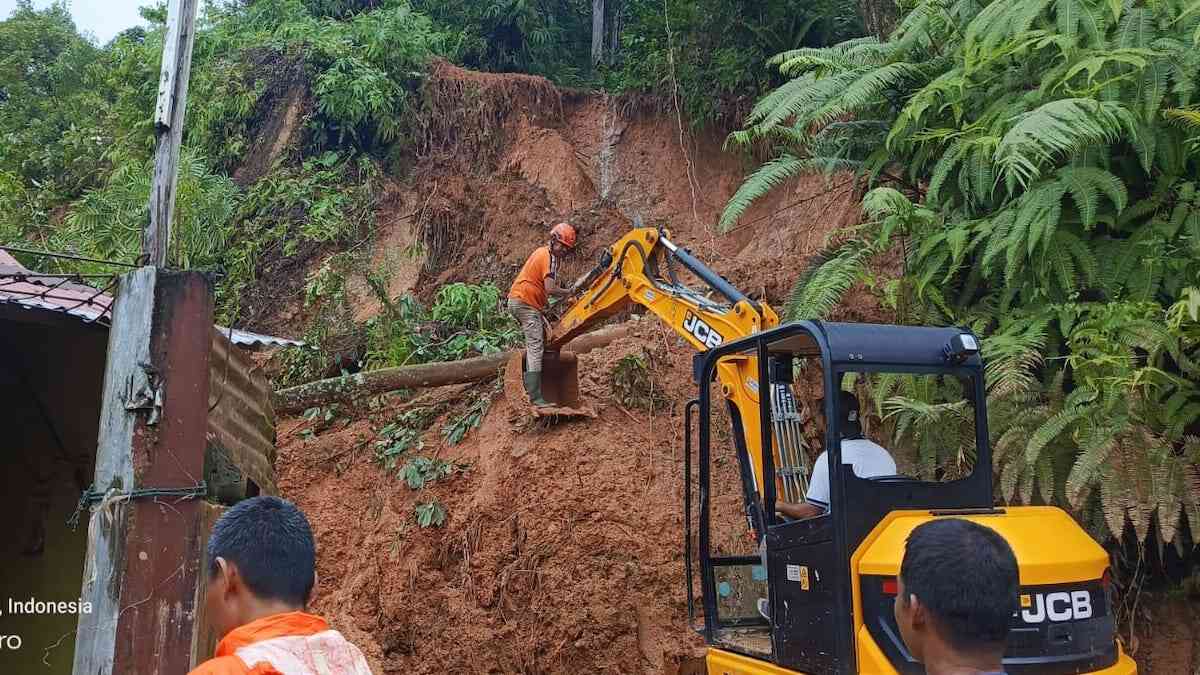 Pembersihan material longsor di Lubuk Minturun. (dok. BPBD Padang)