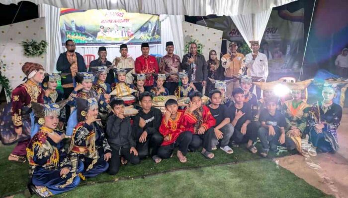 Pentas Seni Anak Nagari di Simarasok Tetap Meriah Meski Diguyur Hujan