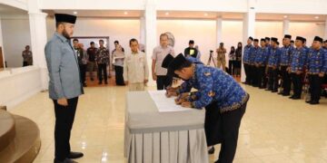 Pengangkatan ASN ikatan dinas tahun 2024 oleh Wako Fadly Amran.(dok. Prokopim)