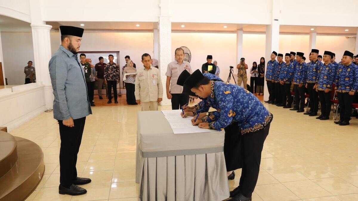 Pengangkatan ASN ikatan dinas tahun 2024 oleh Wako Fadly Amran.(dok. Prokopim)