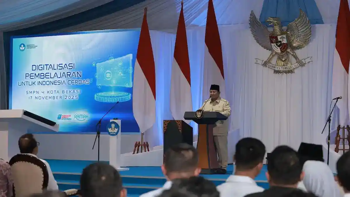 Presiden Prabowo saat memberi sambutan pada Digitalisasi Pembelajaran untuk Indonesia Cerdas di SMPN 4 Bekasi. (dok. istimewa)