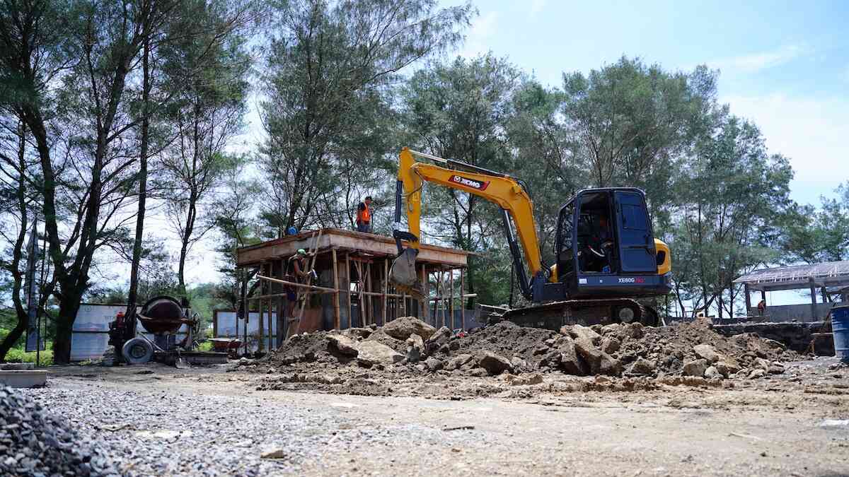 Proses pembangunan pabrik es di Kampung Nelayan Merah Putih Banten. (dok. Bakom RI)