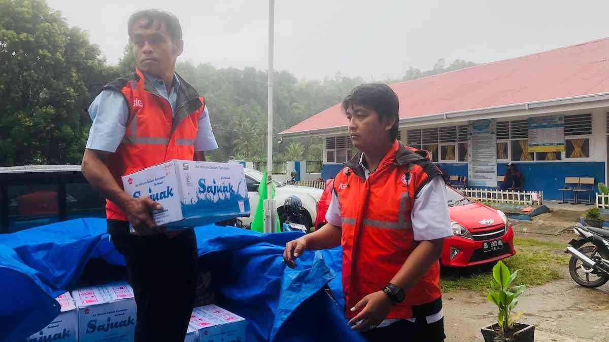 Relawan TRC Semen Padang mengantarkan bantuan untuk warga terdampak banjir di Batu Busuak. (dok. istimewa)