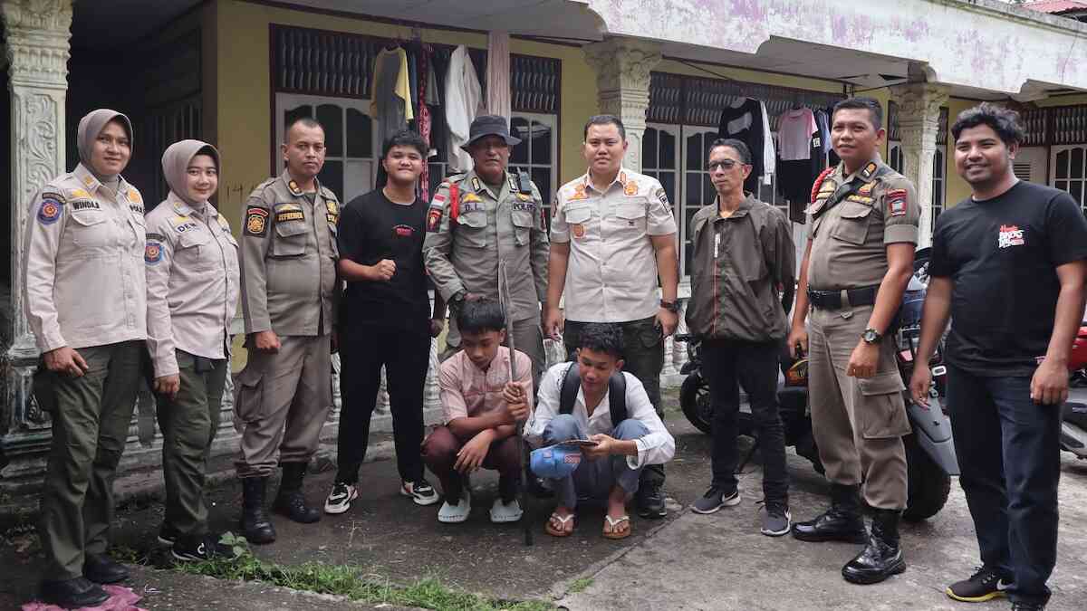 Satpol PP Padang amankan siswa yang membawa sajam di kawasan Pauh. (dok. Humas Pol PP)