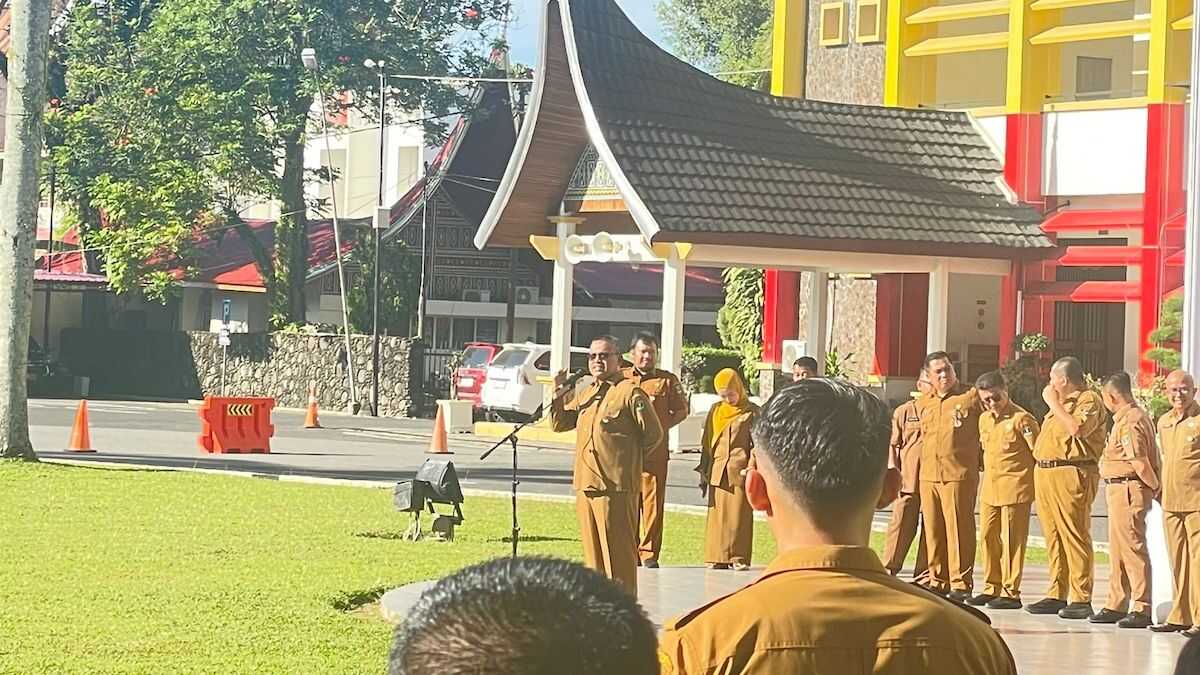 Sekdaprov Sumbar Arry Yuswandi saat pimpin apel pagi. (dok. adpsb)
