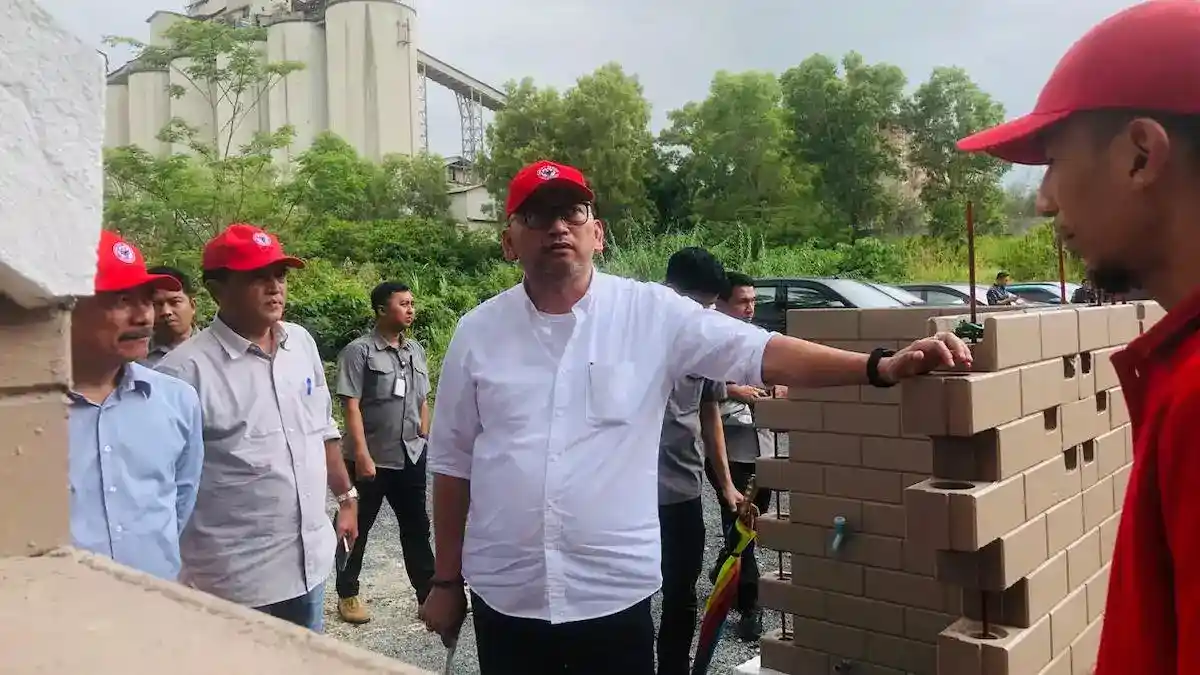 Sekjend Kemensos melihat rumah contoh Sepablock di PT Semen Padang. (dok. istimewa)