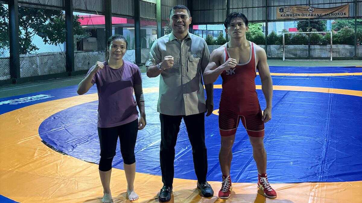 Sekum KONI Sumbar Anandya Dipo Pratama datangi dua pegulat Sumbar yang sedang TC Pelatnas. (dok. istimewa)