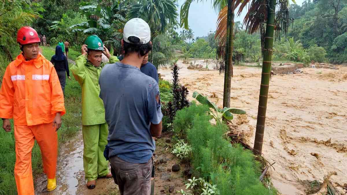Semen Padang kirim relawan untuk membantu warga yang terdampak banjir di Batu Busuak. (dok. Humas)