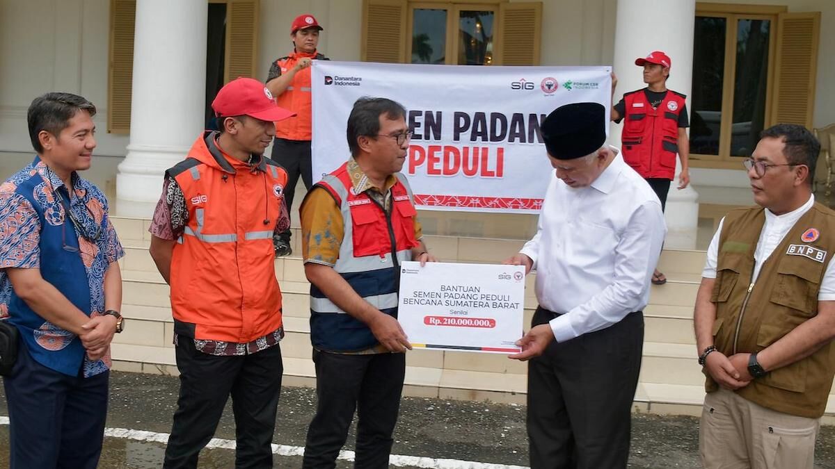 Semen Padang serahkan bantuan kepada Pemprov Sumbar untuk penanganan bencana. (dok. Humas)