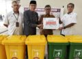Semen Padang serahkan tong sampah terpilah untuk Masjid Syekh Ahmad Khatib Al Minangkabawi. (dok. istimewa)