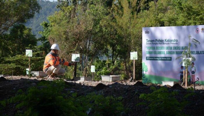 Semarak Sumpah Pemuda, PT Semen Padang dan Ratusan Pelajar Tanam 2.000 Pohon Kaliandra