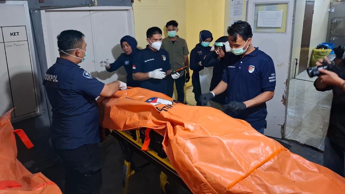 Suasana identifikasi korban banjir di RS Bhayangkara Polda Sumbar. (dok. istimewa)