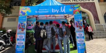 Kick-Off “Telkomsel x Enduro Goes to School” Perdana se-Sumatera di SMKN 5 Padang