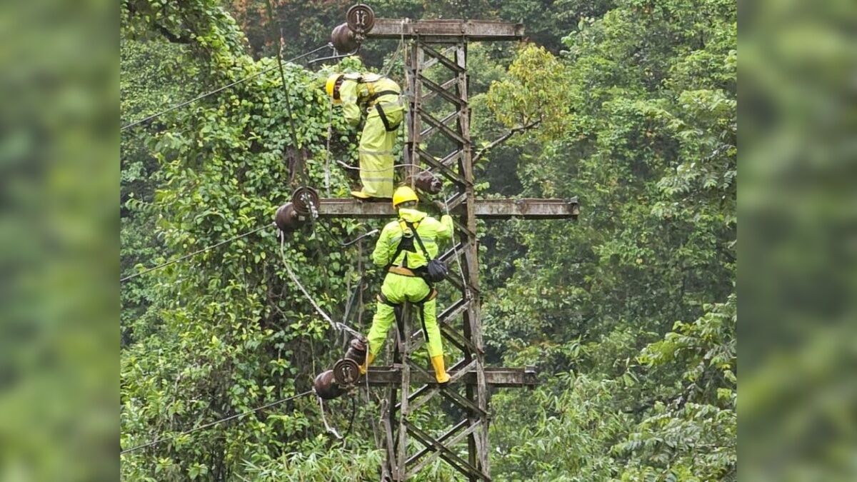 Tim PLN berupaya menghadirkan listrik handal dalam masa bencana di Sumbar. (dok. Humas PLN)