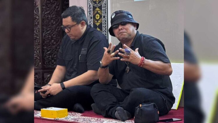 Adrian Tuswandi atau akrab disapa Toaik bersama dengan Komisaris SPFC Braditi Moulevey. (dok. istimewa)