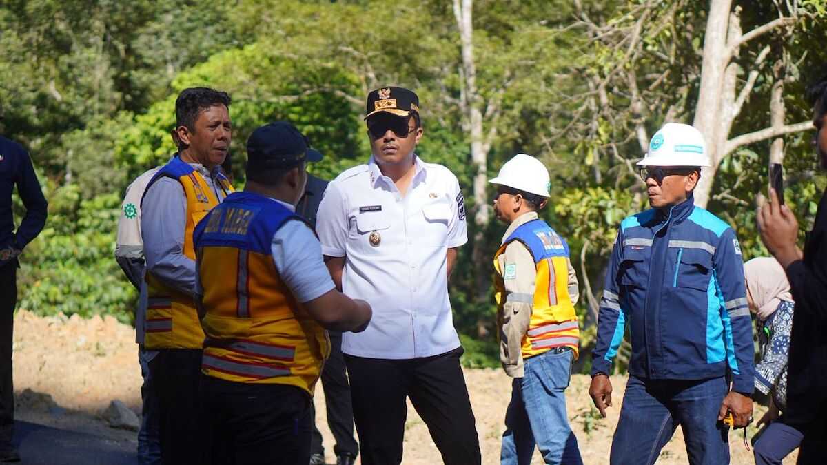 Wagub Sumbar Vasko Ruseimy cek jalan penghubung Bayang-Solok. (dok. istimewa)