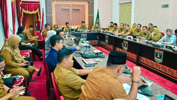 Wagub Vasko dalam rapat proyek lanjutan tol Padang-Pekanbaru. (dok. adpsb)