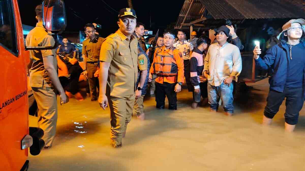 Wagub Vasko kunjungi banjir di Ulakan. (dok. istimewa)