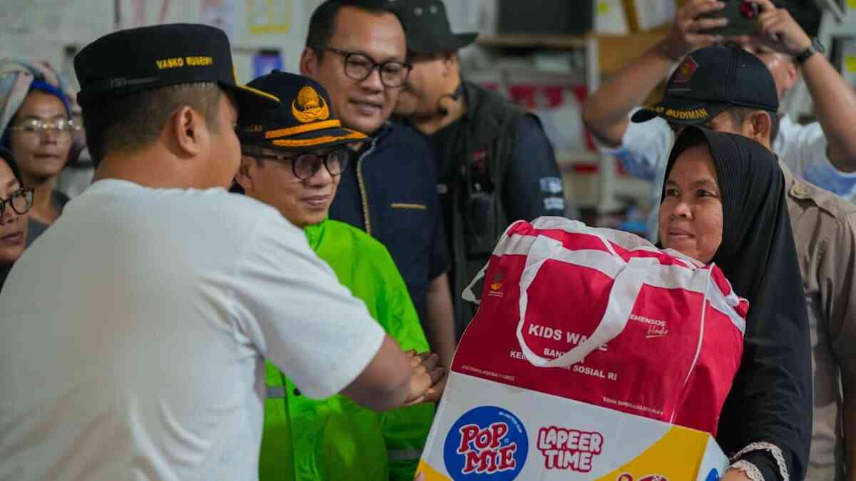 Wagub Vasko serahkan bantuan darurat untuk korban terdampak banjir di Batu Busuak. (dok. adpsb)
