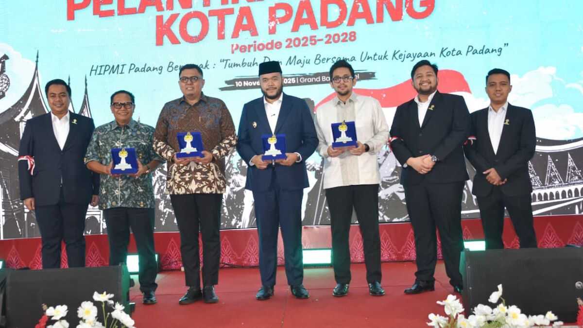 Wali Kota Padang Fadly Amran menghadiri pelantikan Badan Pengurus Cabang (BPC) Himpunan Pengusaha Muda Indonesia (HIPMI) Kota Padang Periode 2025–2028, yang digelar di Grand Basko Hotel Padang, Senin (10/11/2025).. (dok. Prokopim)