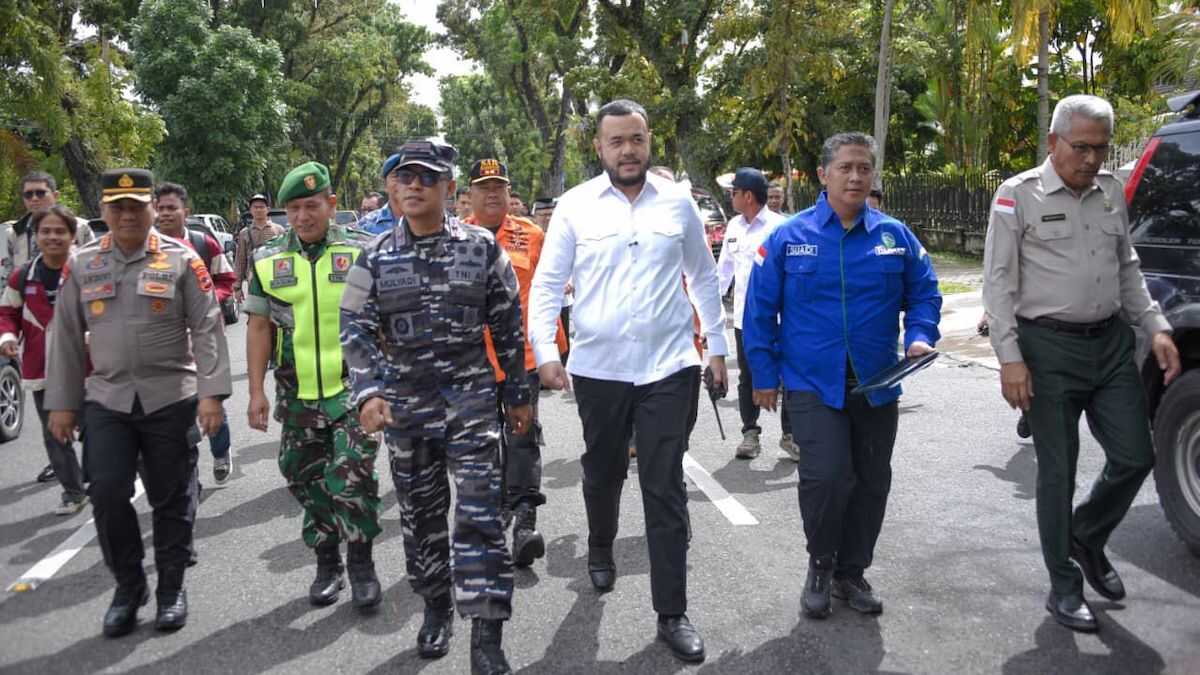 Wako Fadly Amran ikut bersama warga dalam tsunami drill. (dok. Prokopim)