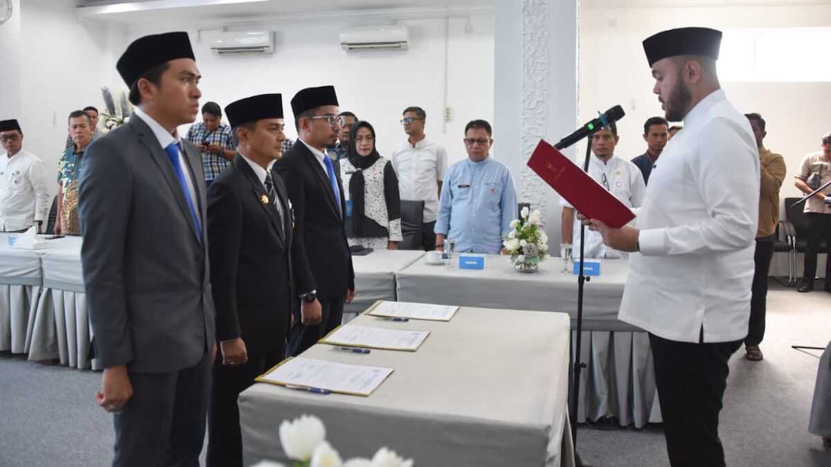 Wako Fadly Amran lantik tiga dewan pengawas Perumda Air Minum Padang. (dok. Prokopim)