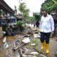 Wako Fadly Amran mengecek rumah terdampak banjir di Batu Busuak. (dok. Prokopim)
