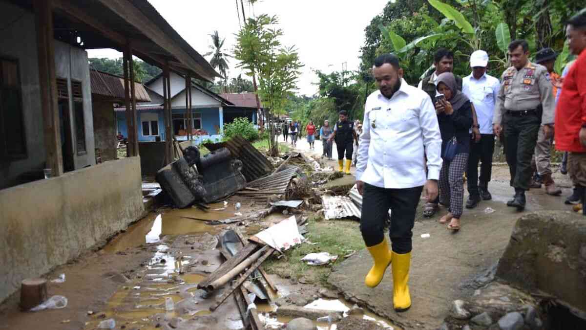 Wako Fadly Amran mengecek rumah terdampak banjir di Batu Busuak. (dok. Prokopim)