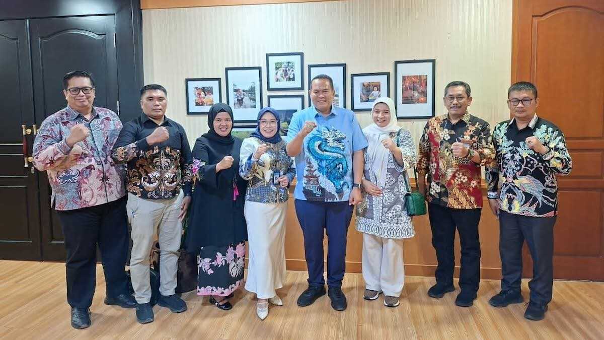 Wali Kota Pariaman, Yota Balad audiensi dengan Direktur Jenderal Guru dan Tenaga Kependidikan serta Pendidikan Guru (GTKPG) Kementerian Pendidikan Dasar dan Menengah Republik Indonesia, Nunuk Suryani, di Kantor Kemendikdasmen Jakarta, Kamis (6/11/2025). (dok. istimewa)