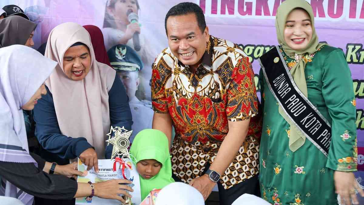 Wako Pariaman Yota Balad serahkan hadiah untuk siswa PAUD berprestasi. (dok. istimewa)