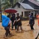 Warga terdampak banjir di Batu Busuak saat dievakuasi BPBD Padang. (dok. BPBD Padang)
