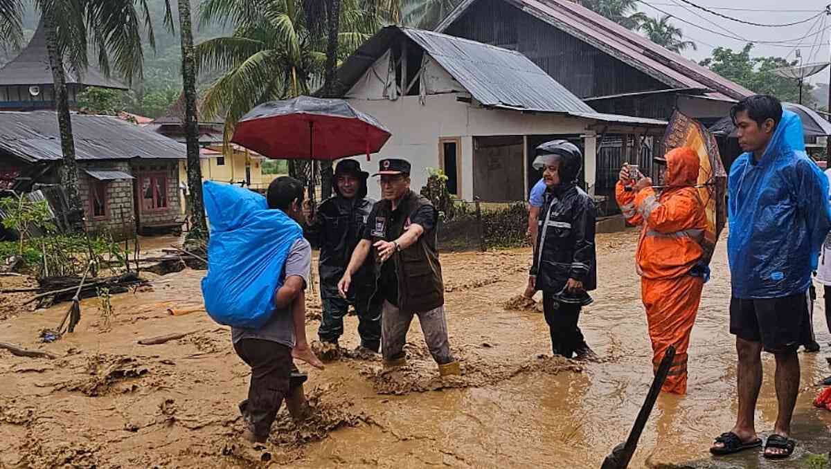 Warga terdampak banjir di Batu Busuak saat dievakuasi BPBD Padang. (dok. BPBD Padang)