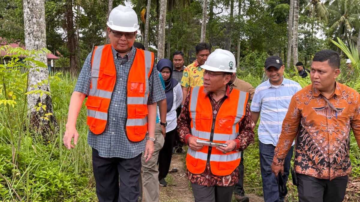 Wawako Maigus Nasir melakukan pengecekan lokasi kawasan kumuh di Padang. (dok. istimewa)